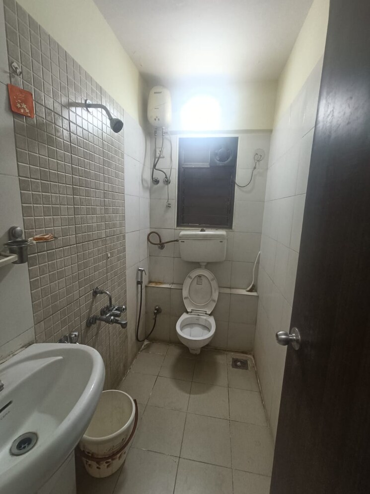 Bathroom, runwal-garden-city 3 Bedroom 1300 Sq.Ft. Apartment In Balkum Pada Thane 9240901