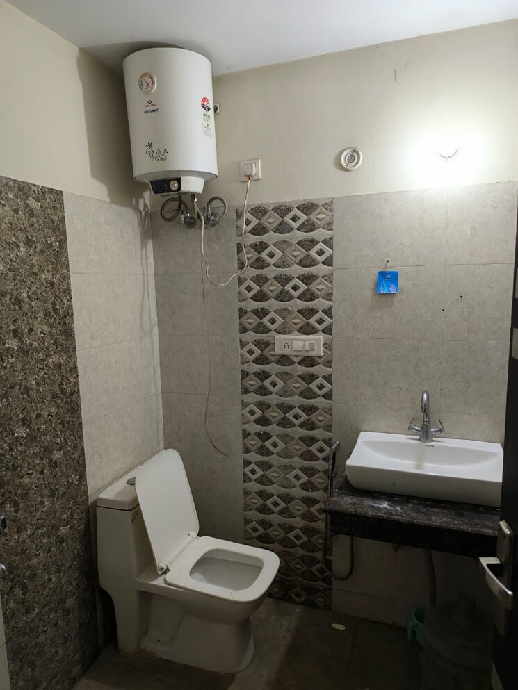 Bathroom, sector 23a 2 Bedroom 100 Sq.Yd. Independent House In Sector 23a Gurgaon 9240924