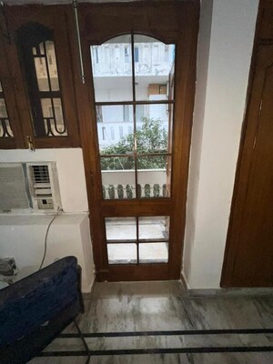 Room in 2 BHK Apartment at Dlf Phase ii – for Rent