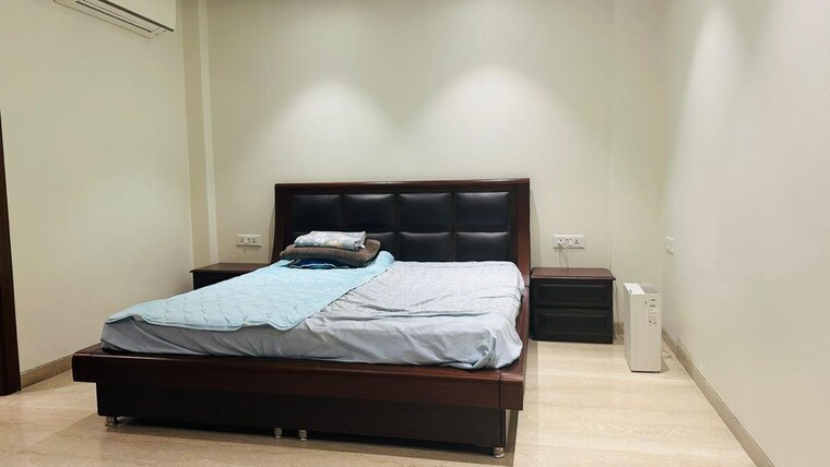 Bedroom, defence colony 3.5 Bedroom 217 Sq.Yd. Builder Floor In Defence Colony Delhi 9241129