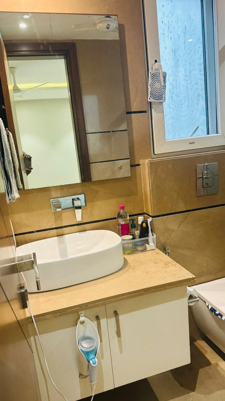 Master Bedroom, defence colony 3.5 Bedroom 217 Sq.Yd. Builder Floor In Defence Colony Delhi 9241129