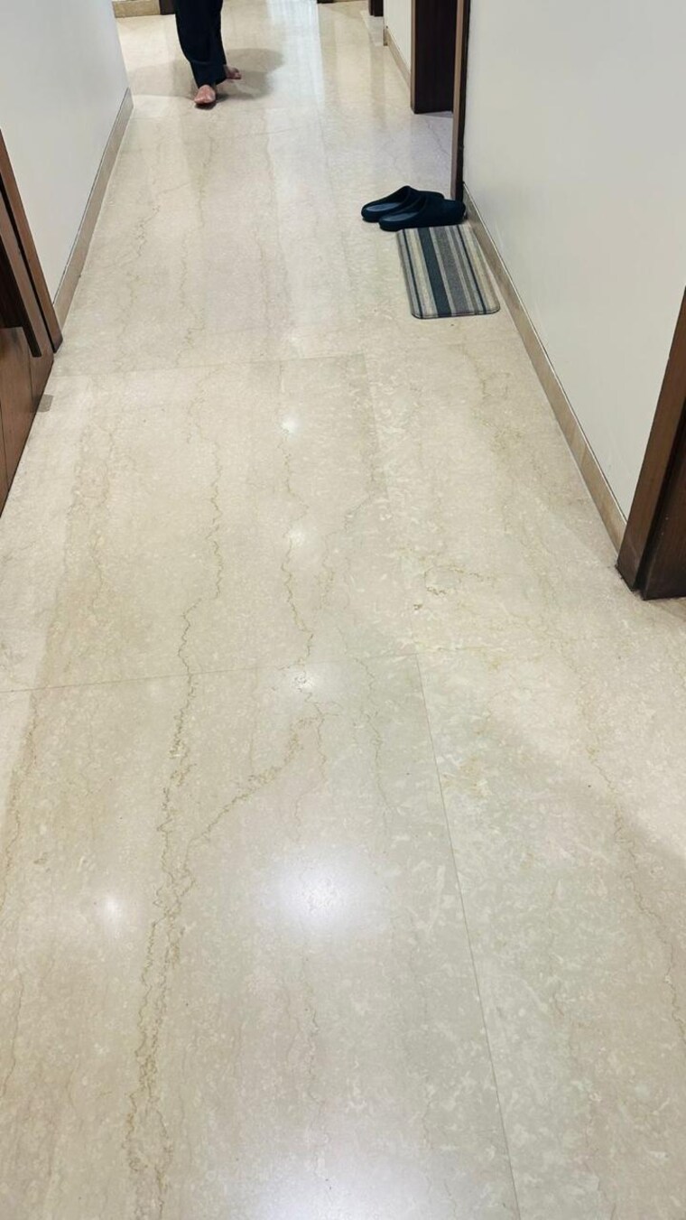 Room, defence colony 3.5 Bedroom 217 Sq.Yd. Builder Floor In Defence Colony Delhi 9241129