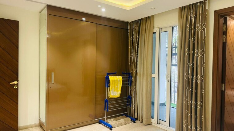Living Room, defence colony 3.5 Bedroom 217 Sq.Yd. Builder Floor In Defence Colony Delhi 9241129