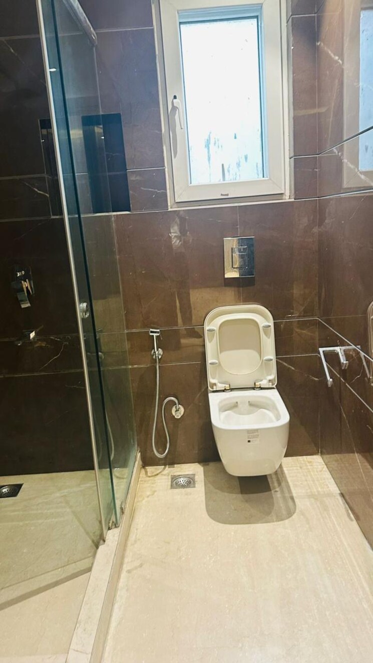 Bathroom, defence colony 3.5 Bedroom 217 Sq.Yd. Builder Floor In Defence Colony Delhi 9241129