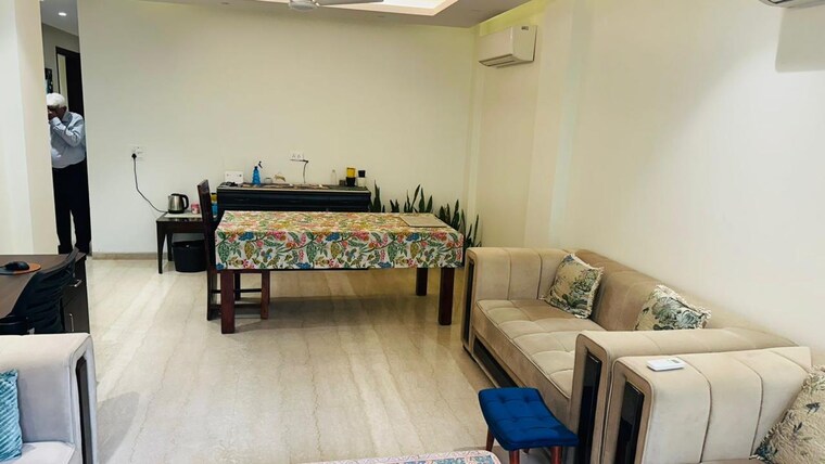Bedroom, defence colony 3.5 Bedroom 217 Sq.Yd. Builder Floor In Defence Colony Delhi 9241129