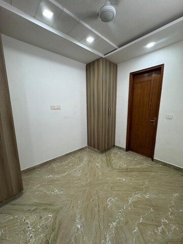 Room in 3 BHK Builder Floor at Paschim Vihar – for Rent