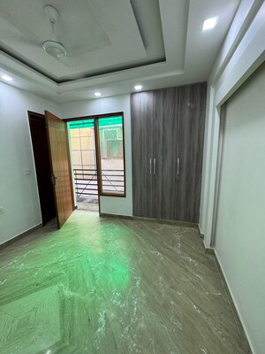 Room in 3 BHK Builder Floor at Paschim Vihar – for Rent
