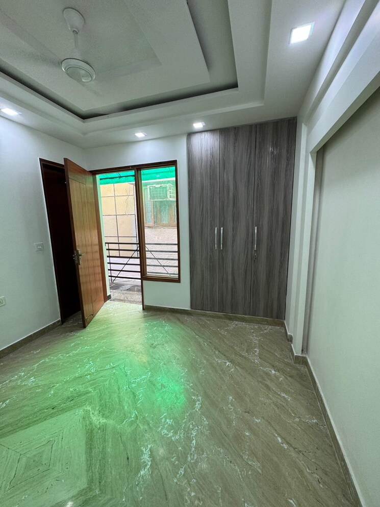 Room, paschim vihar 3 Bedroom 1000 Sq.Ft. Builder Floor In Paschim Vihar Delhi 9241252
