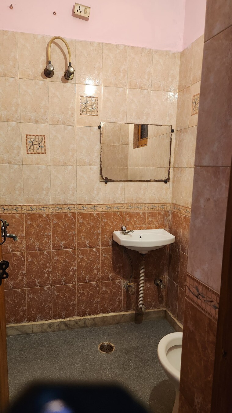 Bathroom, sector 31 2 Bedroom 900 Sq.Ft. Builder Floor In Sector 31 Faridabad 9241359