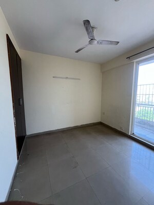 Room in 3 BHK Apartment at Eldeco Green Meadows, Pi Greater Noida – for Rent