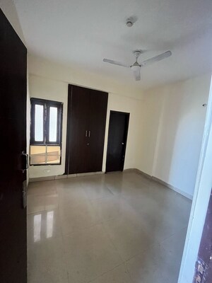 Room in 3 BHK Apartment at Eldeco Green Meadows, Pi Greater Noida – for Rent