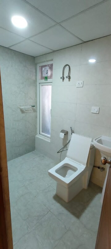 Bathroom in 2.5 BHK Apartment at Earthcon Casa Grande II, Chi V Greater Noida – for Rent