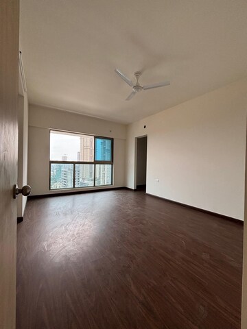 Room in 2 BHK Apartment at Sunteck City Avenue 4, Goregaon West – for Rent