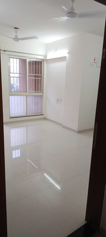 Room in 2 BHK Apartment at Kohinoor Tinsel County, Hinjewadi – for Rent