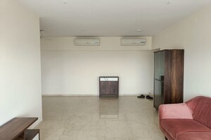 Room in 3 BHK Apartment at Godrej Platinum Wing B4, Vikhroli East – for Rent