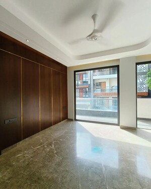 Room in 4 BHK Builder Floor at Unitech South City 1, South City 1 – for Rent