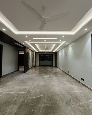 Room in 4 BHK Builder Floor at Unitech South City 1, South City 1 – for Rent