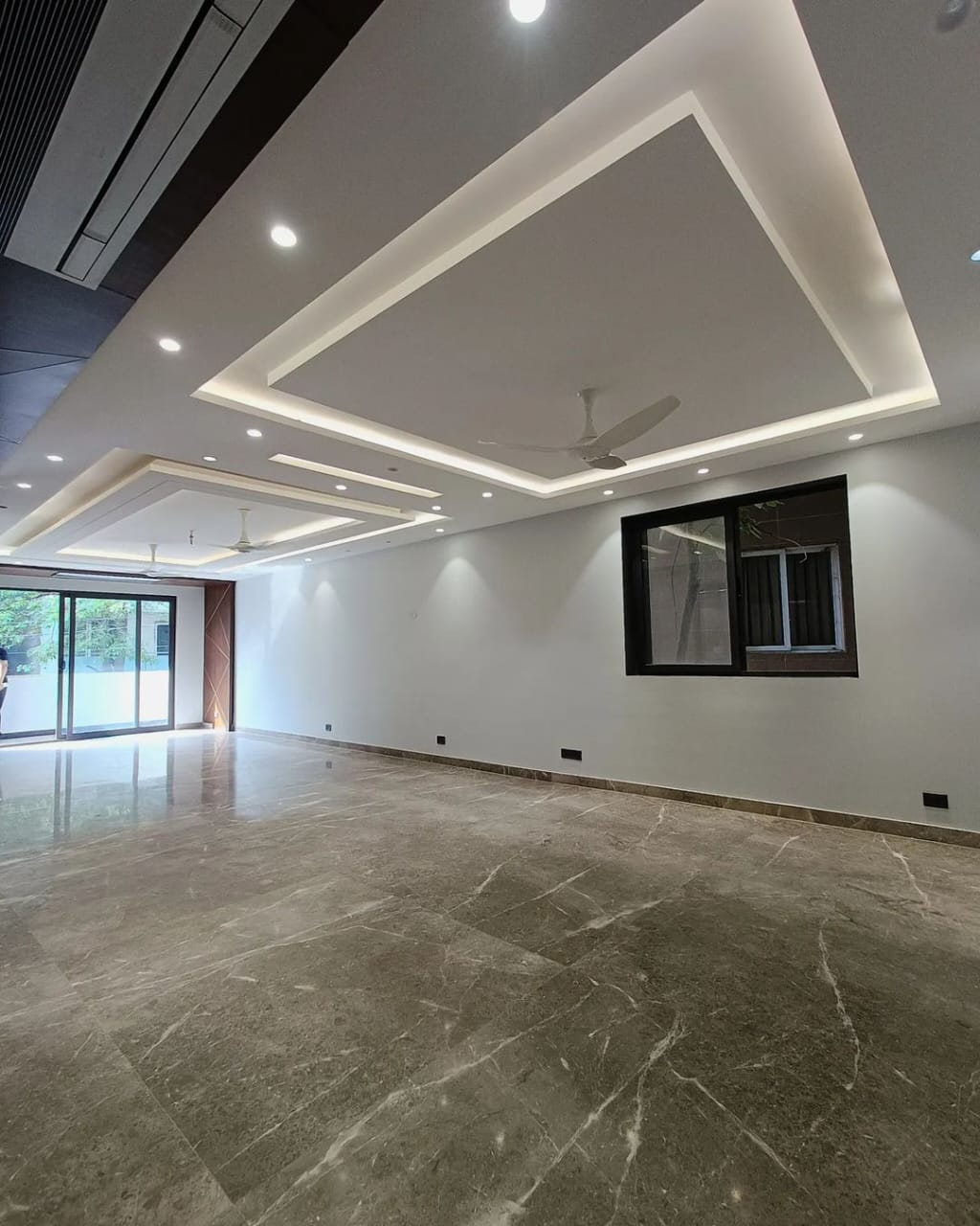 4 BHK + Pooja Room,Servant Room Builder Floor For Rent in Unitech South City 1