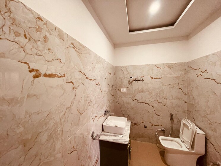 Bathroom, south city 2 3 Bedroom 180 Sq.Yd. Builder Floor In South City 2 Gurgaon 9240624