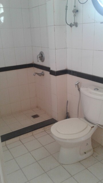 Bathroom in 3.5 BHK Apartment at DLF Windsor Court, Dlf Phase iv – for Rent