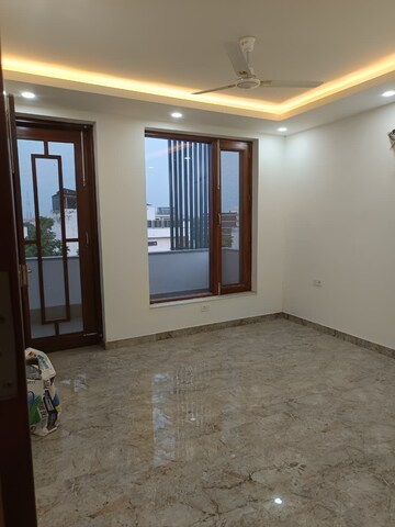 Room in 4 BHK Builder Floor at Neharpar – for Rent