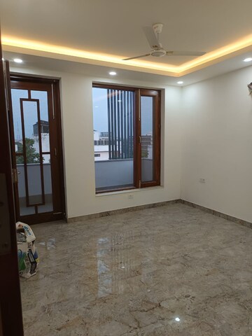 Room in 4 BHK Builder Floor at Neharpar – for Rent