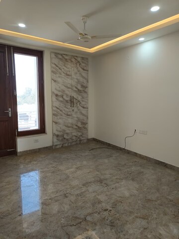 Room in 4 BHK Builder Floor at Neharpar – for Rent