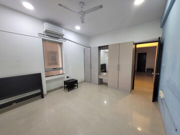 Room in 3 BHK Apartment at Peninsula Ashok Towers, Parel – for Rent