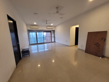 Room in 3 BHK Apartment at Peninsula Ashok Towers, Parel – for Rent