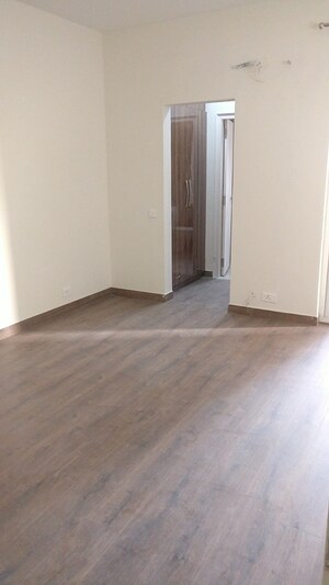 Room in 4 BHK Apartment at Emaar Palm Hills, Sector 77 – for Rent