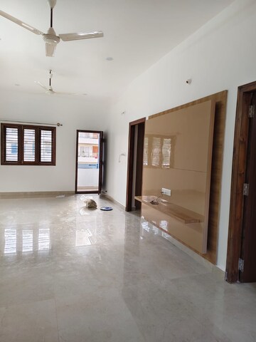 Room in 2 BHK Builder Floor at Halasuru – for Rent