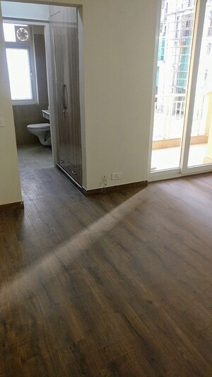 Room in 4 BHK Apartment at Emaar Palm Hills, Sector 77 – for Rent