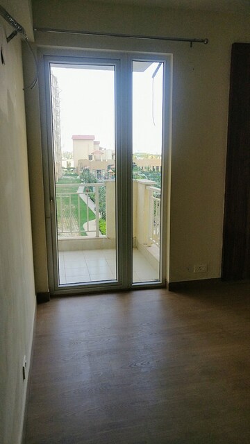 Room in 4 BHK Apartment at Emaar Palm Hills, Sector 77 – for Rent