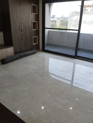 Room in 3 BHK Builder Floor at Anand Vihar – for Rent