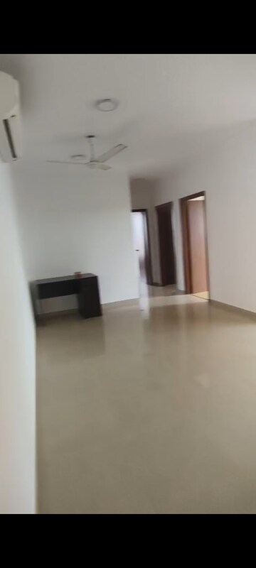 Room in 2.5 BHK Apartment at Oberoi Springs, Andheri West – for Rent
