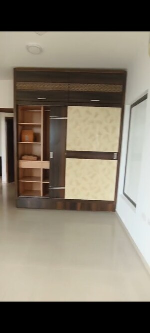 Room in 2.5 BHK Apartment at Oberoi Springs, Andheri West – for Rent