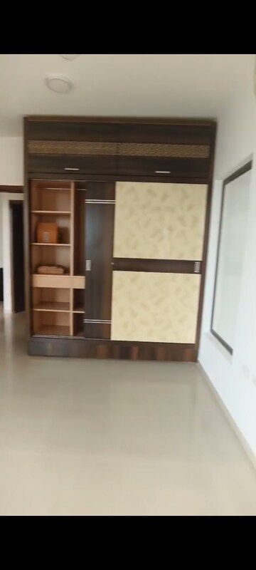 Room in 2.5 BHK Apartment at Oberoi Springs, Andheri West – for Rent