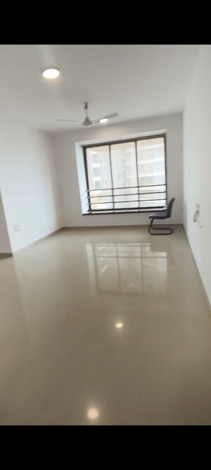 Room in 2.5 BHK Apartment at Oberoi Springs, Andheri West – for Rent