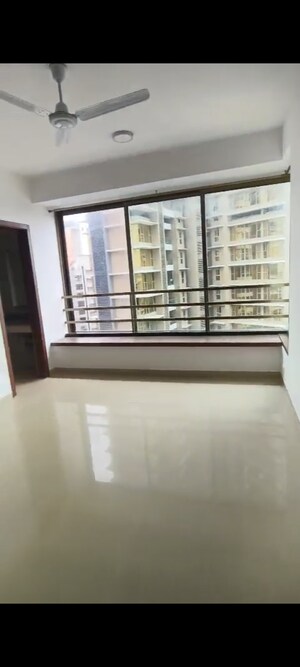 Room in 2.5 BHK Apartment at Oberoi Springs, Andheri West – for Rent