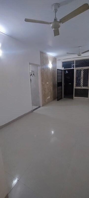 Room in 2 BHK Builder Floor at Sushant Lok 3, Sector 57 – for Rent