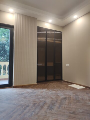 Furnished Amenities in 3 BHK Builder Floor at East Of Kailash – for Sale