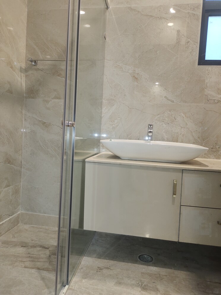 Bathroom, east of kailash 3 Bedroom 1800 Sq.Ft. Builder Floor In East Of Kailash Delhi 9242885