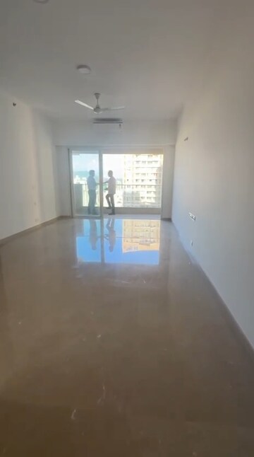 Room in 3.5 BHK Apartment at Kalpataru Radiance, Goregaon West – for Rent