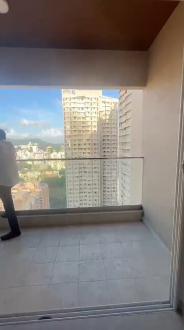 Room in 3.5 BHK Apartment at Kalpataru Radiance, Goregaon West – for Rent
