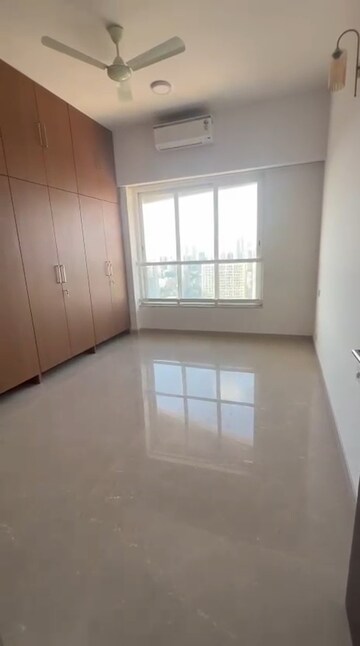 Room in 3.5 BHK Apartment at Kalpataru Radiance, Goregaon West – for Rent
