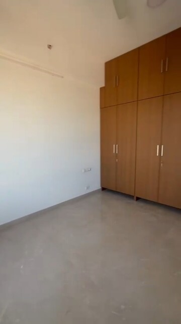 Room in 3.5 BHK Apartment at Kalpataru Radiance, Goregaon West – for Rent