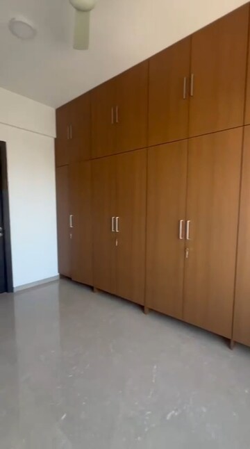 Room in 3.5 BHK Apartment at Kalpataru Radiance, Goregaon West – for Rent