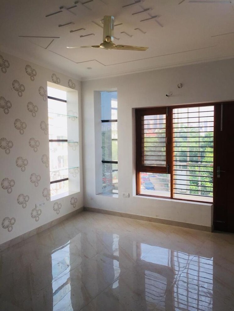 Room, uppal-southend 3 Bedroom 2000 Sq.Ft. Builder Floor In Sector 49 Gurgaon 9242964