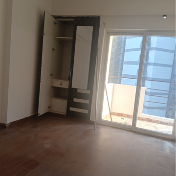 Room in 3 BHK Apartment at Express Zenith, Sector 77 – for Rent