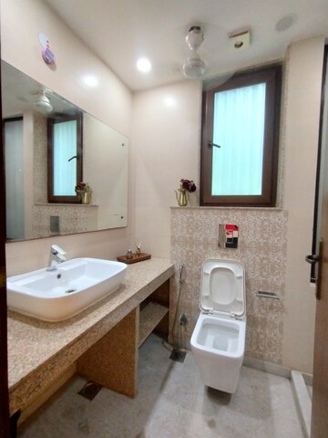 Bathroom in 4 BHK Builder Floor at DLF City Phase IV, Dlf Phase iv – for Rent